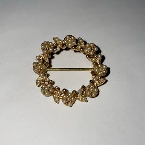 Gold & Pearl Wreath Brooch